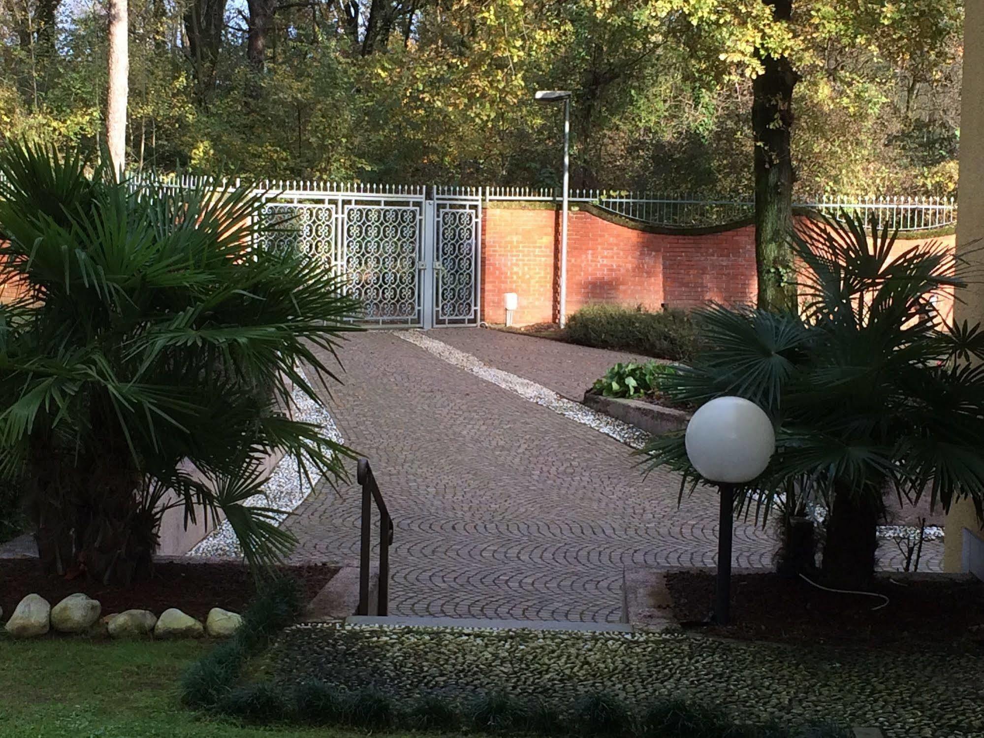 Bed&Garden Bed and Breakfast Cesate Buitenkant foto